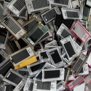 LASHIFY Individual False Lash Trays in Black with Pink and Gold Accents